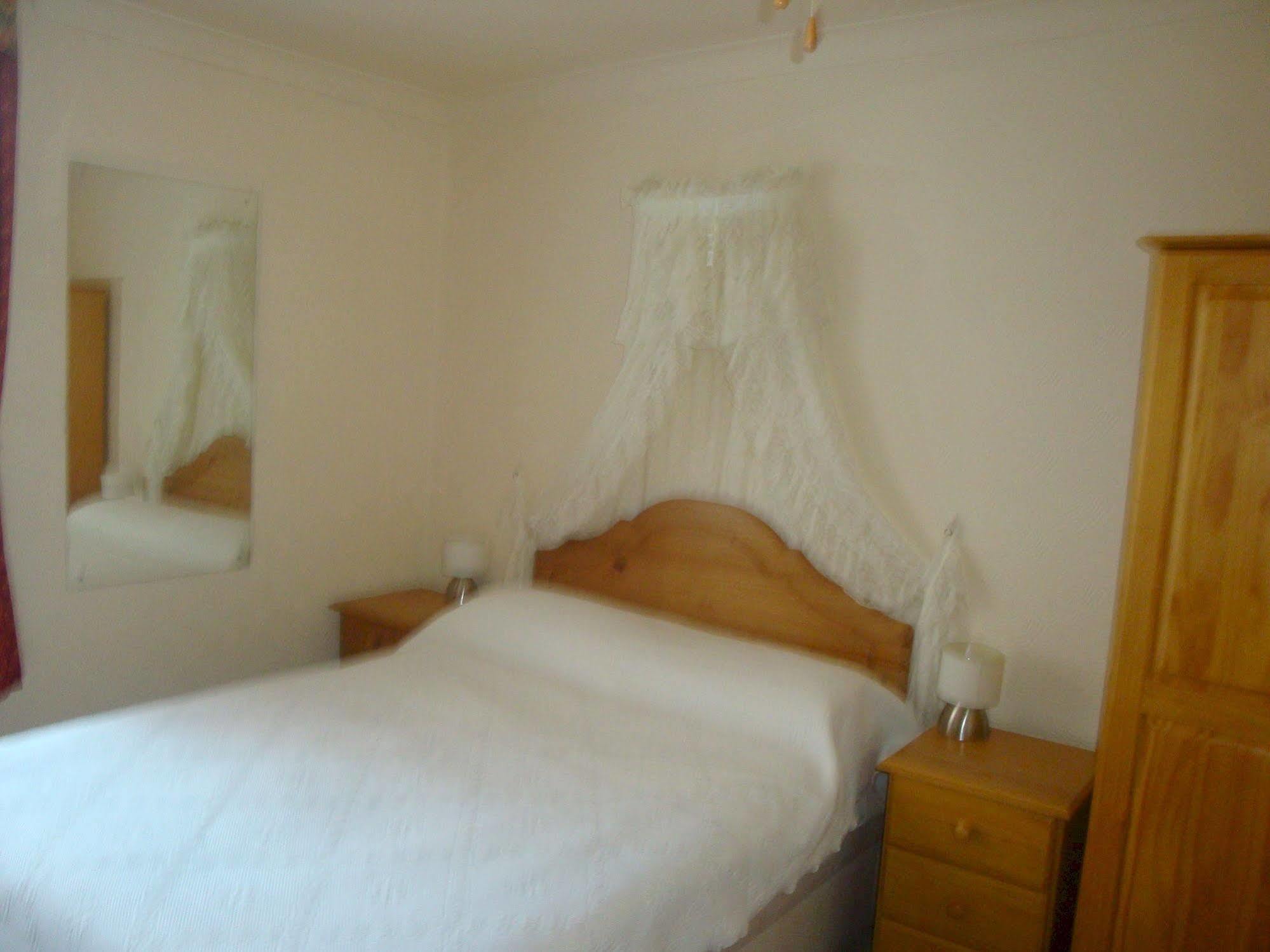 Monterey Beach Hotel Литам Сент Аннс Екстериор снимка